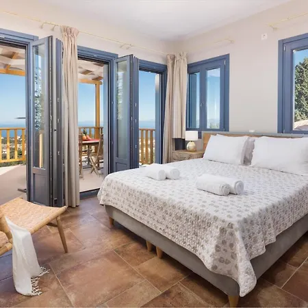 Mare Willa Tsoukaládhes